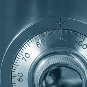 Mano ajustando el dial de una caja de fondos de seguridad