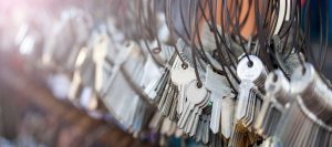 Candados de seguridad de distintos colores con sus llaves